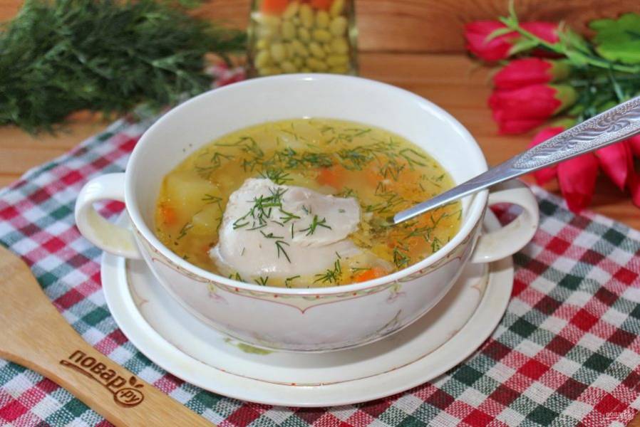 Суп с чечевицей готов. При подаче выложите в тарелку отварную курицу.