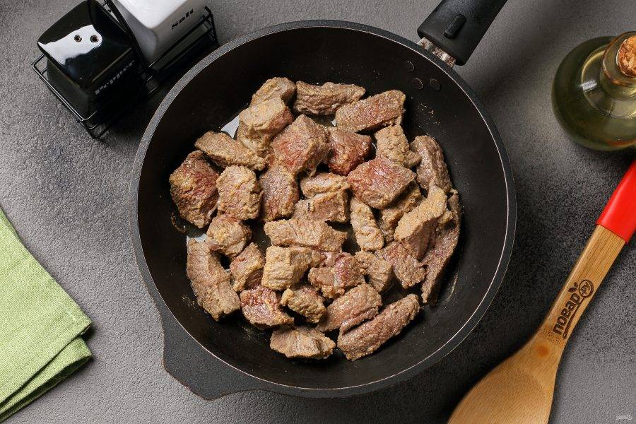 Накройте мясо крышкой и готовьте на самом минимальном огне. Масло нам пока не понадобится, говядина будет тушиться в собственном соку.
