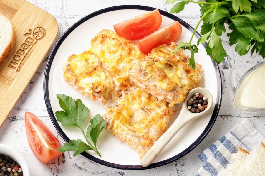 Форель с майонезом и сыром