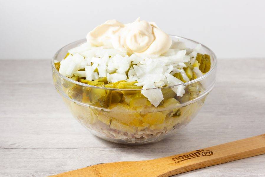 Заправьте салат майонезом. При необходимости посолите по вкусу.