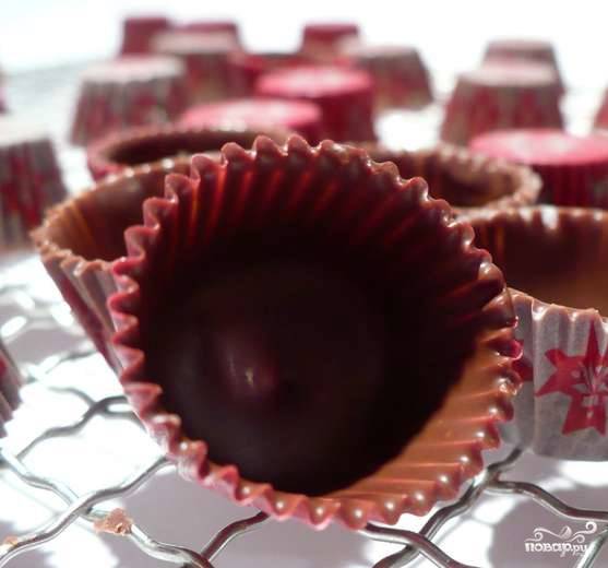 Для конфет нам понадобятся формочки. С помощью кисточки смажьте их обильно получившейся шоколадной массой. Дайте шоколаду застыть.
Также для придания форм конфеткам можно использовать фольгу. 