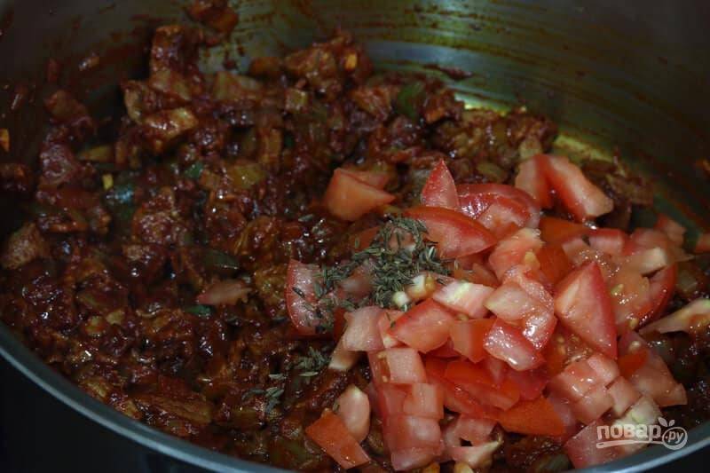 7.	Нарежьте кубиками томаты и добавьте их в кастрюлю вместе с тмином.