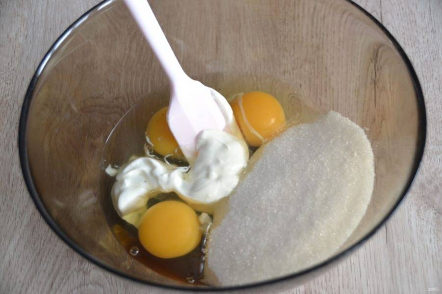В миску для замешивания теста вбейте яйца, добавьте соль, сахар, сметану, смешайте.