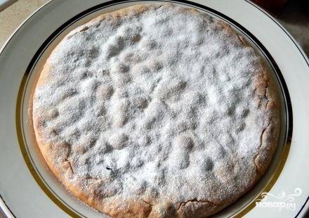 Выпекаем пирог в разогретой до 180 градусов духовке минут 35. Когда пирог остынет - его можно вытащить из формы и подавать к столу:)
