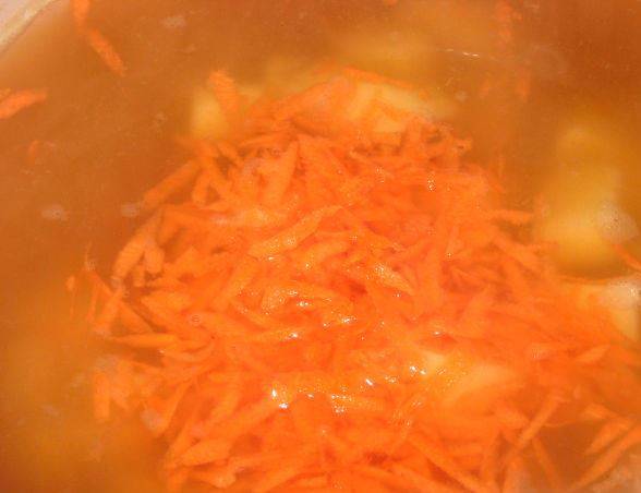 Добавьте в суп потертую морковь. 