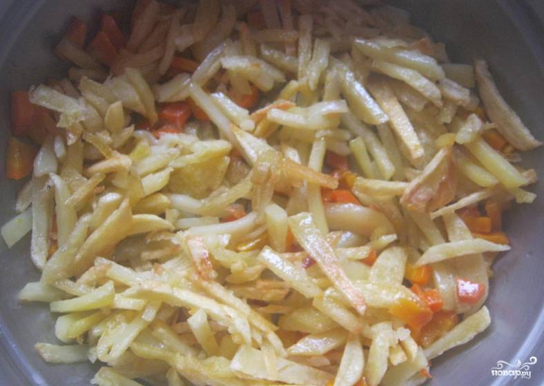 Лук и морковь измельчите и обжарьте до золотистости. Добавьте в салатницу.