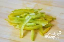 Перец помойте, удалите семечки и плодоножку. Нарежьте его соломкой. Очистите креветки. Нарежьте их на кусочки вместе с брокколи.