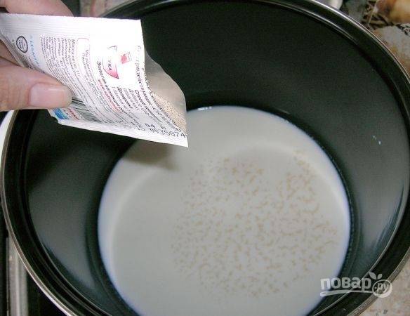 Молоко немного подогрейте. Добавьте в него дрожжи. Оставьте их на 15 минут в тёплом месте.