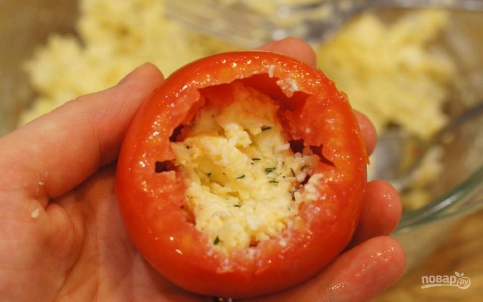 Начините томаты сырной массой.