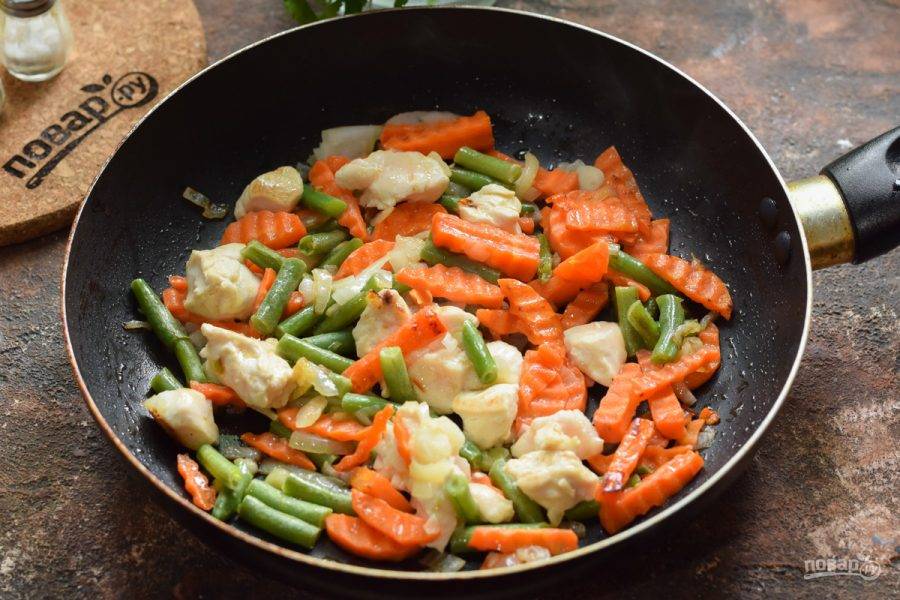 Жарьте овощи и курицу помешивая 5-6 минут.