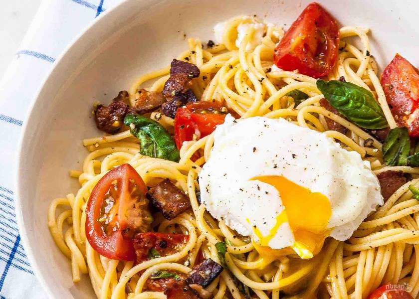 Спагетти с беконом, томатами и яйцом-пашот