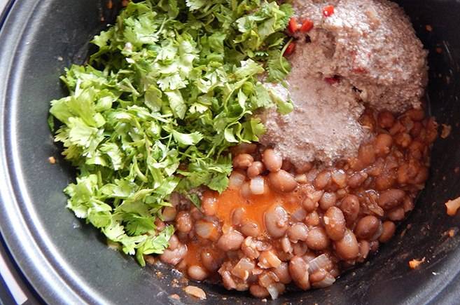 Сытный обед: фасоль с мясом и овощами в мультиварке