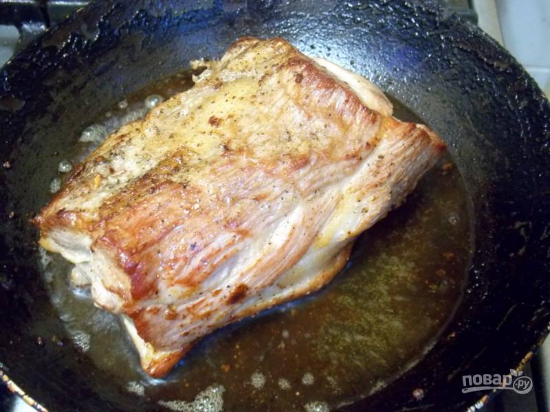 Обжарьте мясо на горячей сковороде с маслом со всех сторон до румяной корочки.