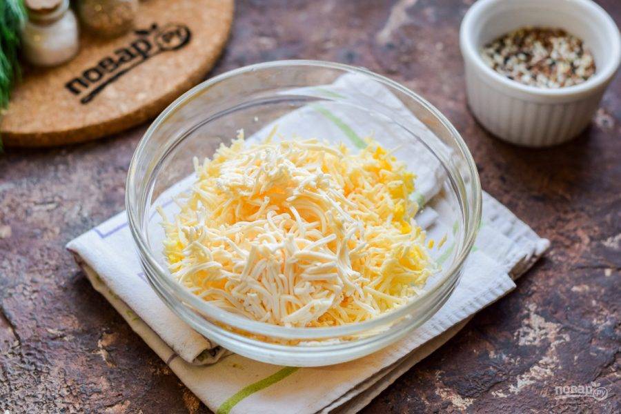 Натрите на мелкой терке плавленый сыр, добавьте к остальным ингредиентам.