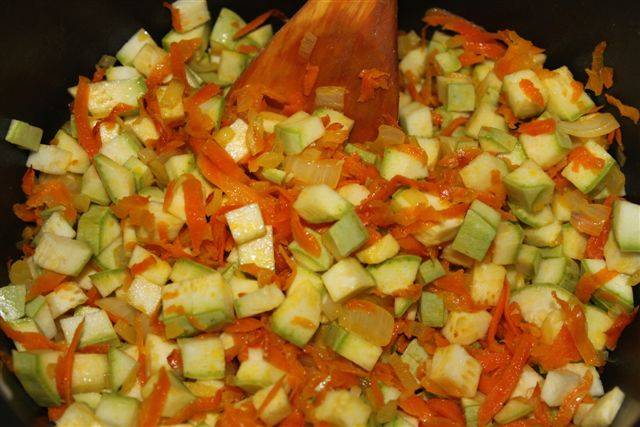 4. Когда морковь с луком немного поджарились, добавить на сковороду кабачки. Если овощи кажутся немного суховатыми, можно влить около 50 мл воды или овощного бульона. Посолить и поперчить по вкусу (можно добавить любимые специи). 
