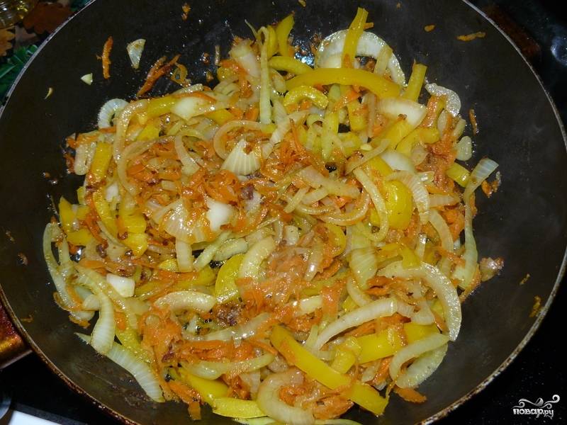 Лук очистите и нарежьте мелко. Морковь тоже можно мелко нарезать или же натереть на крупной тёрке. Обжарьте овощи на сливочном масле. Их можно жарить в той же сковороде, где обжаривалась печень.