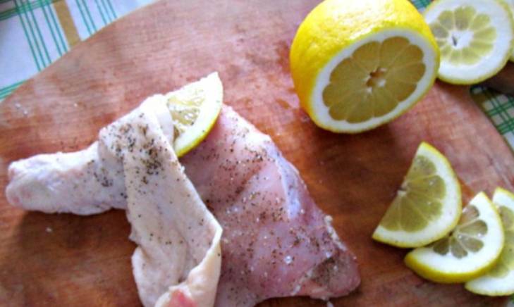 Промойте и обсушите куриные ножки. Переложите курицу в глубокую емкость, присыпьте специями, добавьте ломтики лимона (сок нужно выжать на курицу) и мед. Поставьте мариноваться в холодильник на 30 минут.