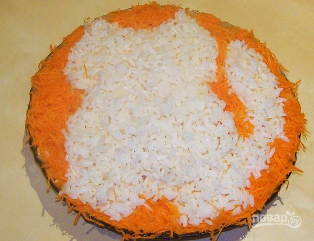 Из моркови и риса можно выложить силуэт котейки.