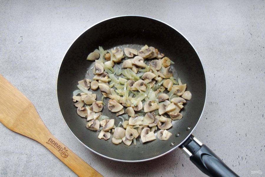 Жарьте грибы с луком до испарения жидкости.