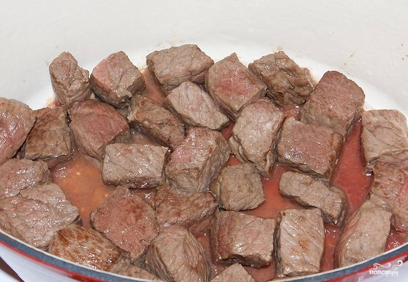 4. Обжаренное мясо переложите в сотейник или кастрюлю с толстым дном. Поставьте на небольшой огонь.