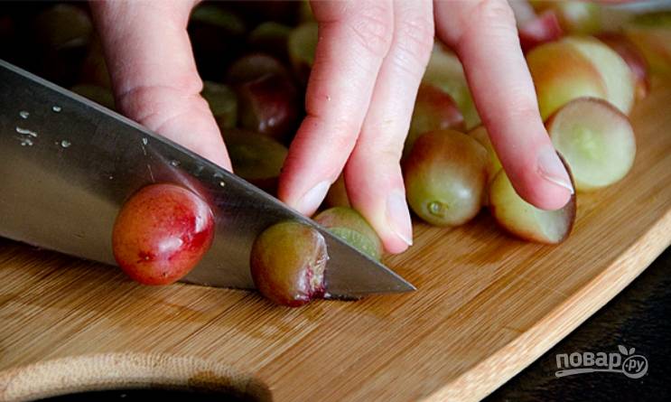 4.	Каждую виноградинку разрежьте пополам.
