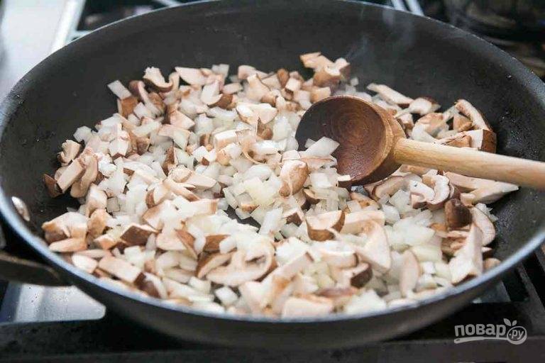2.	Верните сковороду на огонь, добавьте столовую ложку масла. Нарежьте мелко лук и грибы, выложите в сковороду сперва лук, затем спустя несколько минут грибы. 