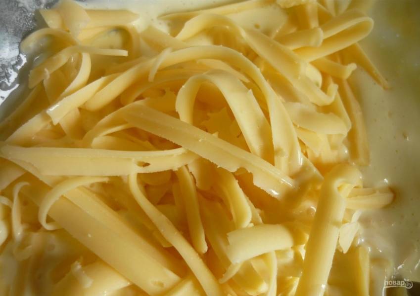 5.	Твердый сыр натираю на крупной терке (можно плавленый), добавляю его к яйцам и майонезу, хорошенько перемешиваю.
