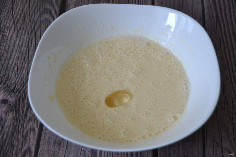 Влейте кипяток с содой в тесто, взбейте, добавьте растительное масло.