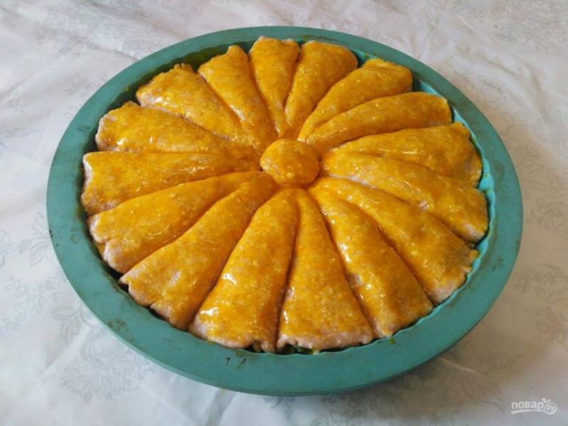 По желанию смажьте верх пирога желтком и выпекайте в разогретой до 180 градусов духовке в течение 40-45 минут.