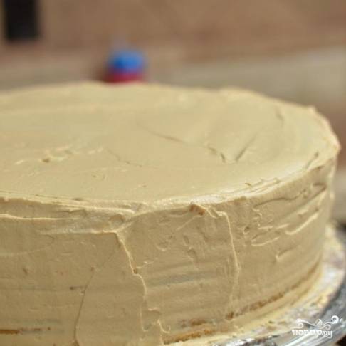 14. Обмажьте кремом торт сверху и сбоку.