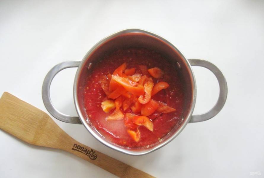 Болгарский перец очистите, помойте, нарежьте и выложите в кастрюлю с томатом.