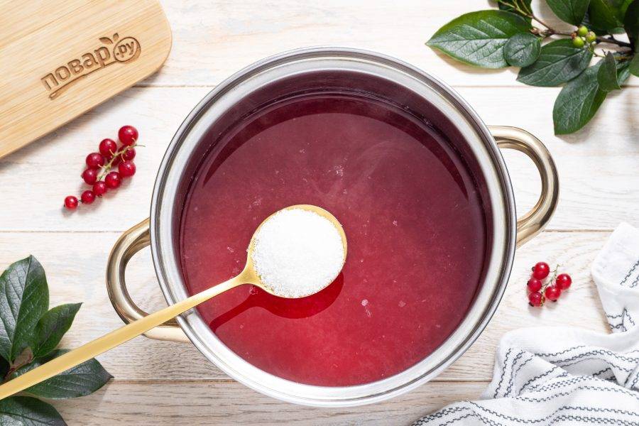 Добавьте сахар и доведите до кипения.