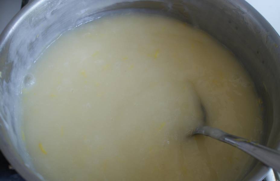 Вливаем яично-лимонную цедру в сироп. Перемешиваем и снимаем с огня. Оставляем лимонный крем остывать.