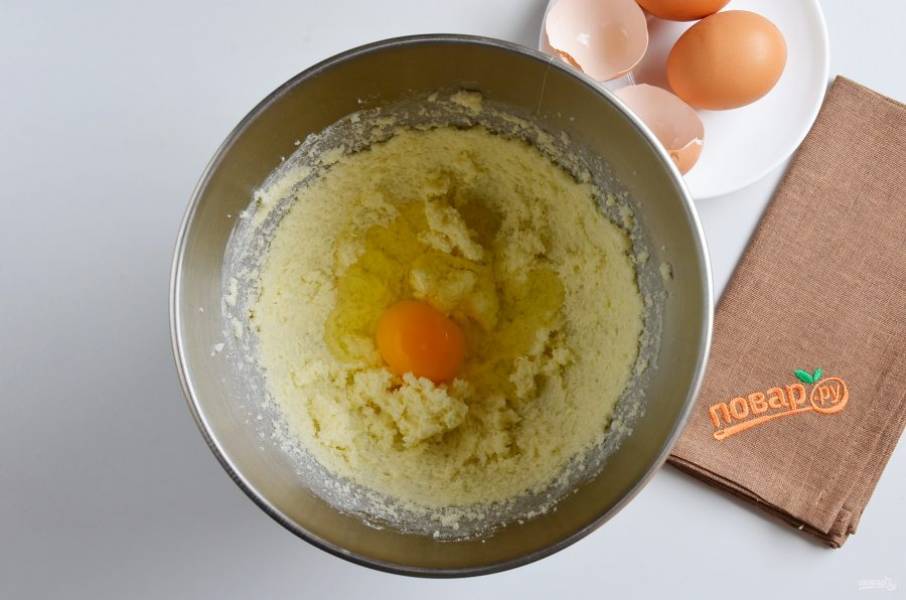 Добавляйте в масляную смесь яйца по одному. Как только первое яйцо хорошо перемешается, только после этого вбивайте второе. Миксер отключать не нужно, снижать обороты тоже не нужно.