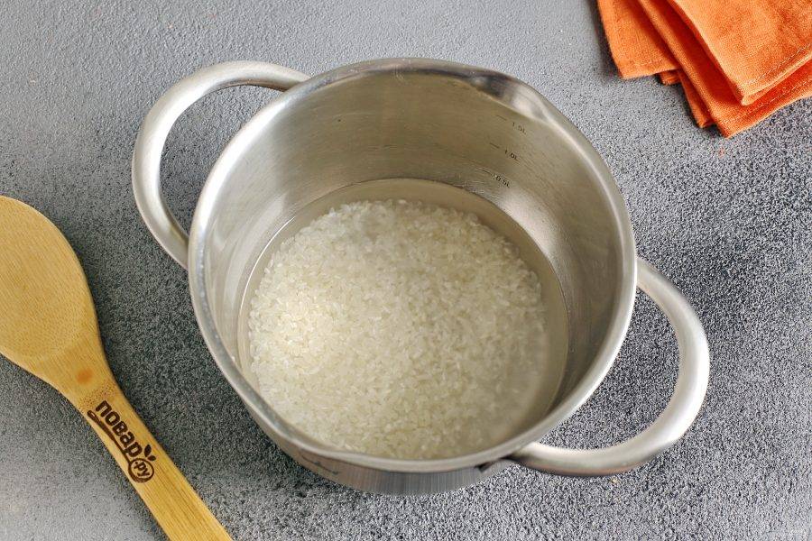 Рис хорошо промойте и залейте водой. Варите до тех пор, пока вся вода не впитается.