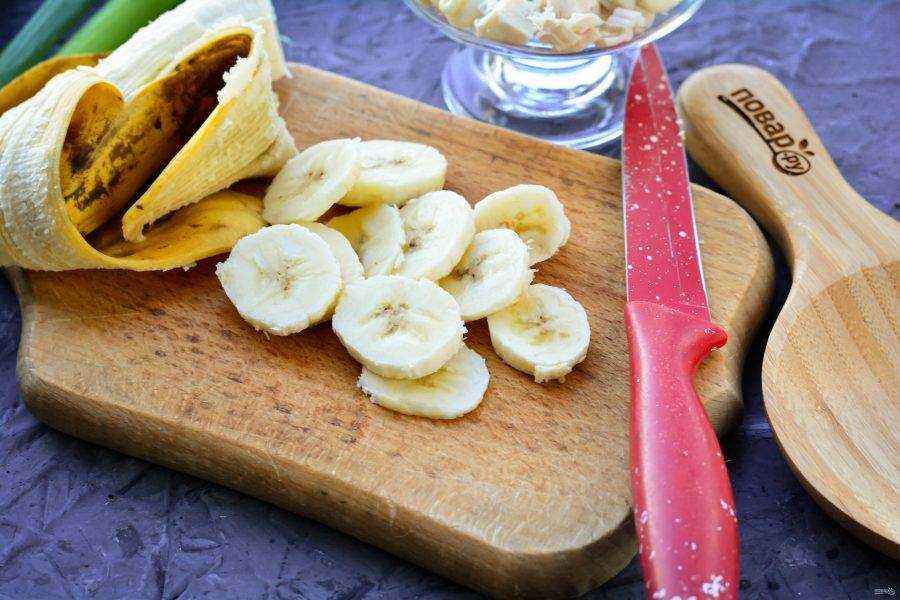 Нарежьте колечками почищенные бананы.