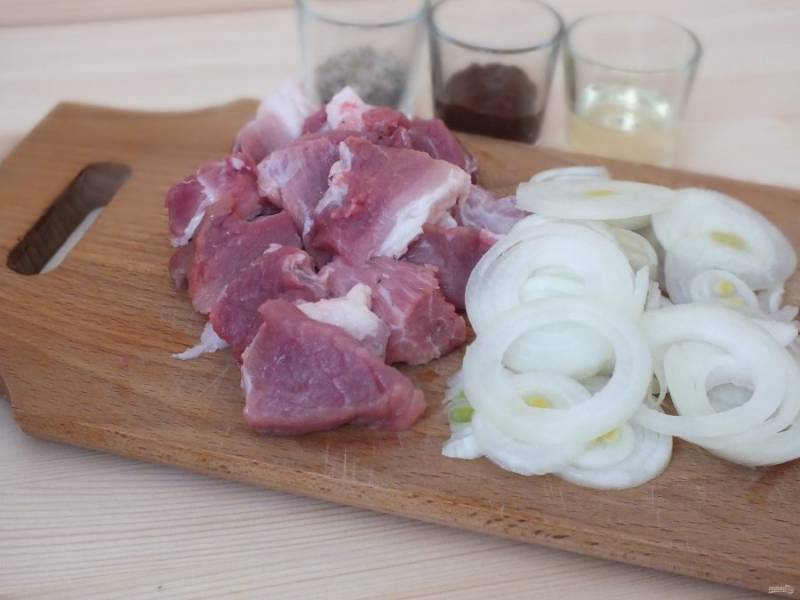 Мясо нарежьте кусочкам по 30-40 грамм, лук кольцами.