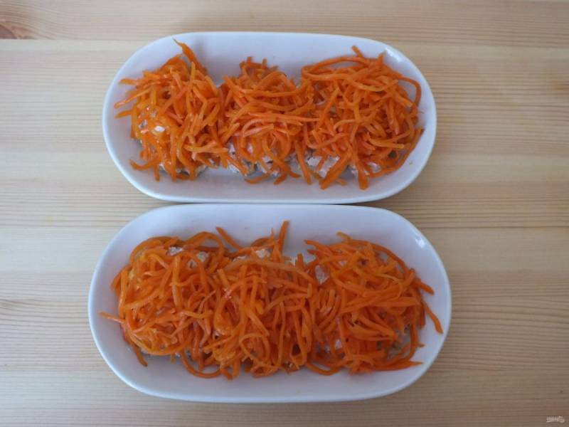 На куриное филе выложите слой из корейской моркови.