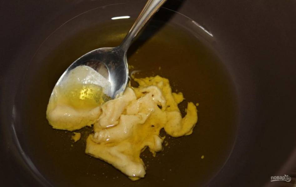 Вливаю оливковое масло холодного отжима, можно использовать немного больше, в зависимости от порции салата.