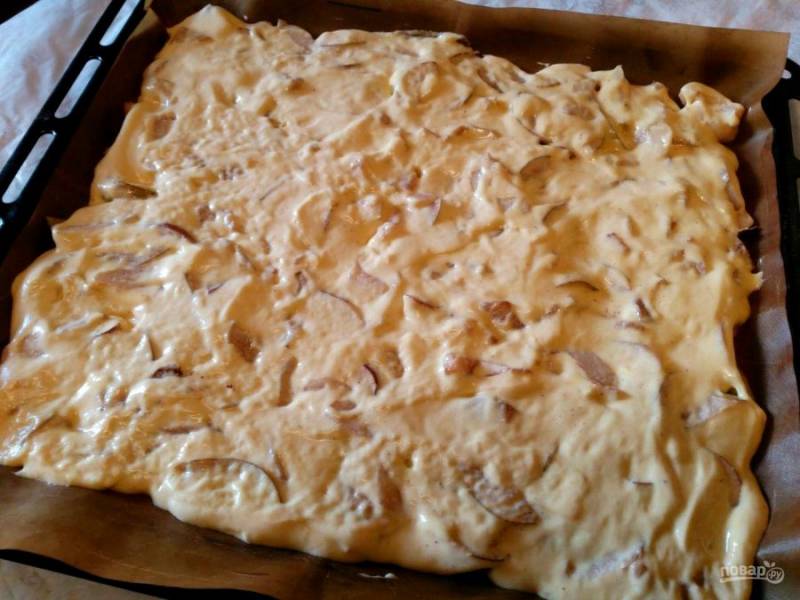 Поверх слоя груш распределите бисквитное тесто. Делать это удобно при помощи силиконовой лопатки.