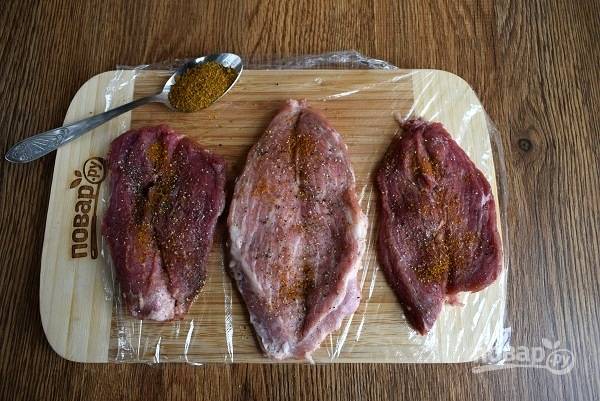 Мясо нарежьте пластами толщиной 1,5 см. Посолите, поперчите, добавьте любимую приправу для мяса.  