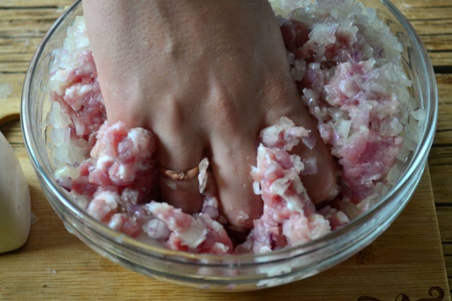 3. Смешайте мясо с луком, добавьте необходимое количество соли и перца. Фарш мешайте рукой 8-10 минут до получения вязкой массы.