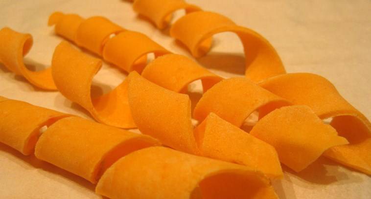 Из той же оранжевой мастики вырезаем ленты, накручиваем их на палочки, например, китайские для еды. Тоже ждем высыхания. 
