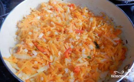 Лук, морковку и сладкий болгарский перец следует обжарить на отдельной сковороде с добавлением растительного масла без запаха. 