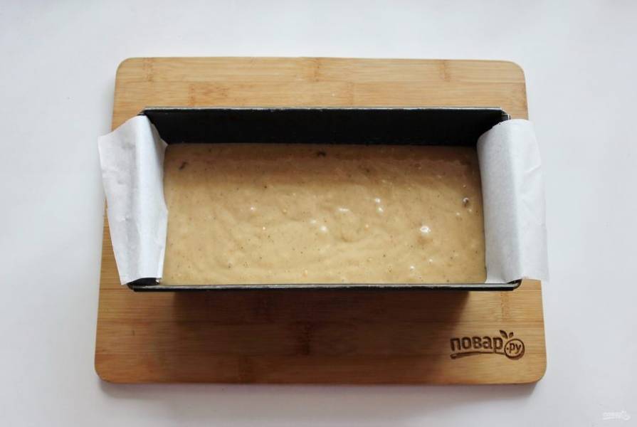 Выложите тесто в форму для кекса.