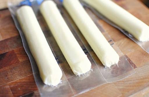 2. Палочки моцаррелы (при необходимости) можно нарезать на 2-3 части  (в зависимости от желаемого размера пальчиков). В этом варианте используется моцарелла не просто так. Этот сыр прекрасно сочетается с тестом и отлично ведет себя при выпечке. Безусловно, подойдет и любой другой сыр, который нужно нарезать средними по толщине брусочками. 