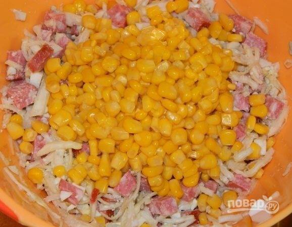 6. Следом выложите кукурузу.