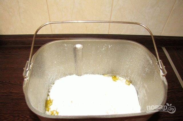1.	В чашу хлебопечки добавьте дрожжи, просейте муку и добавьте щепотку соли, сахарный песок. Влейте растопленное сливочное масло и молоко, закройте чашу и замешивайте тесто на основной программе 140 минут.