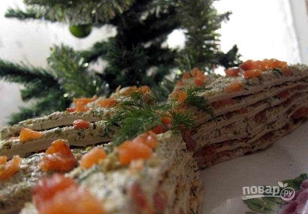 Собирайте слои в этом же порядке. Закусочный торт готов! Дайте ему настояться час в холодильнике. Приятного аппетита!
