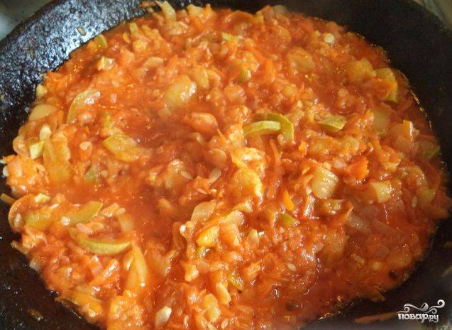 В полученную смесь из тушеных овощей добавляем томатную пасту. Всё тщательно перемешиваем и протушиваем еще 10 минут. Как только овощи приготовятся, охлаждаем их.